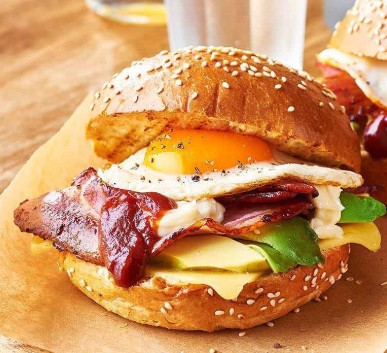 BREKKIE BURGER